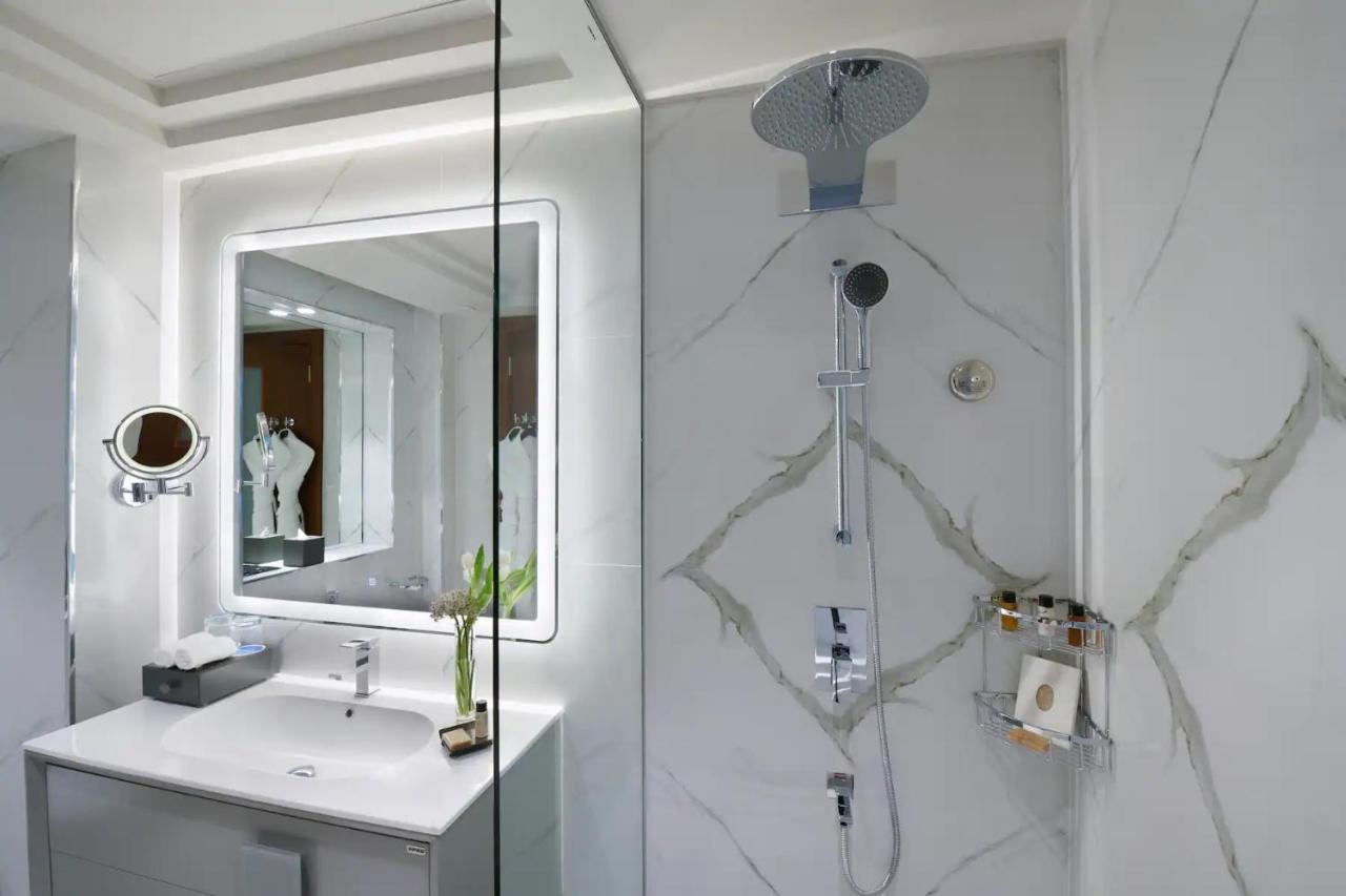 Wyndham Grand Doha West Bay Beach Ngoại thất bức ảnh Bathroom