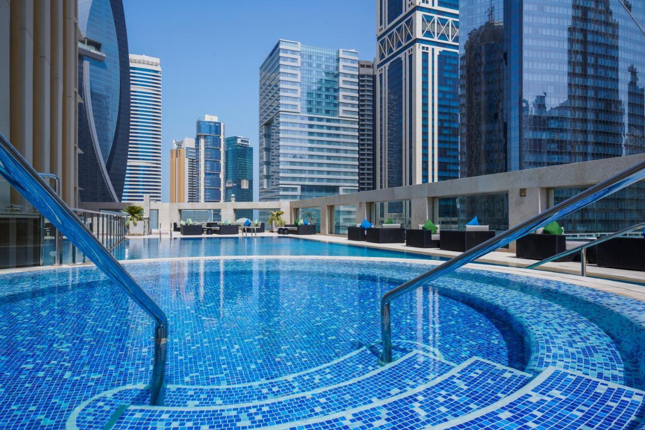 Wyndham Grand Doha West Bay Beach Ngoại thất bức ảnh The swimming pool at the hotel