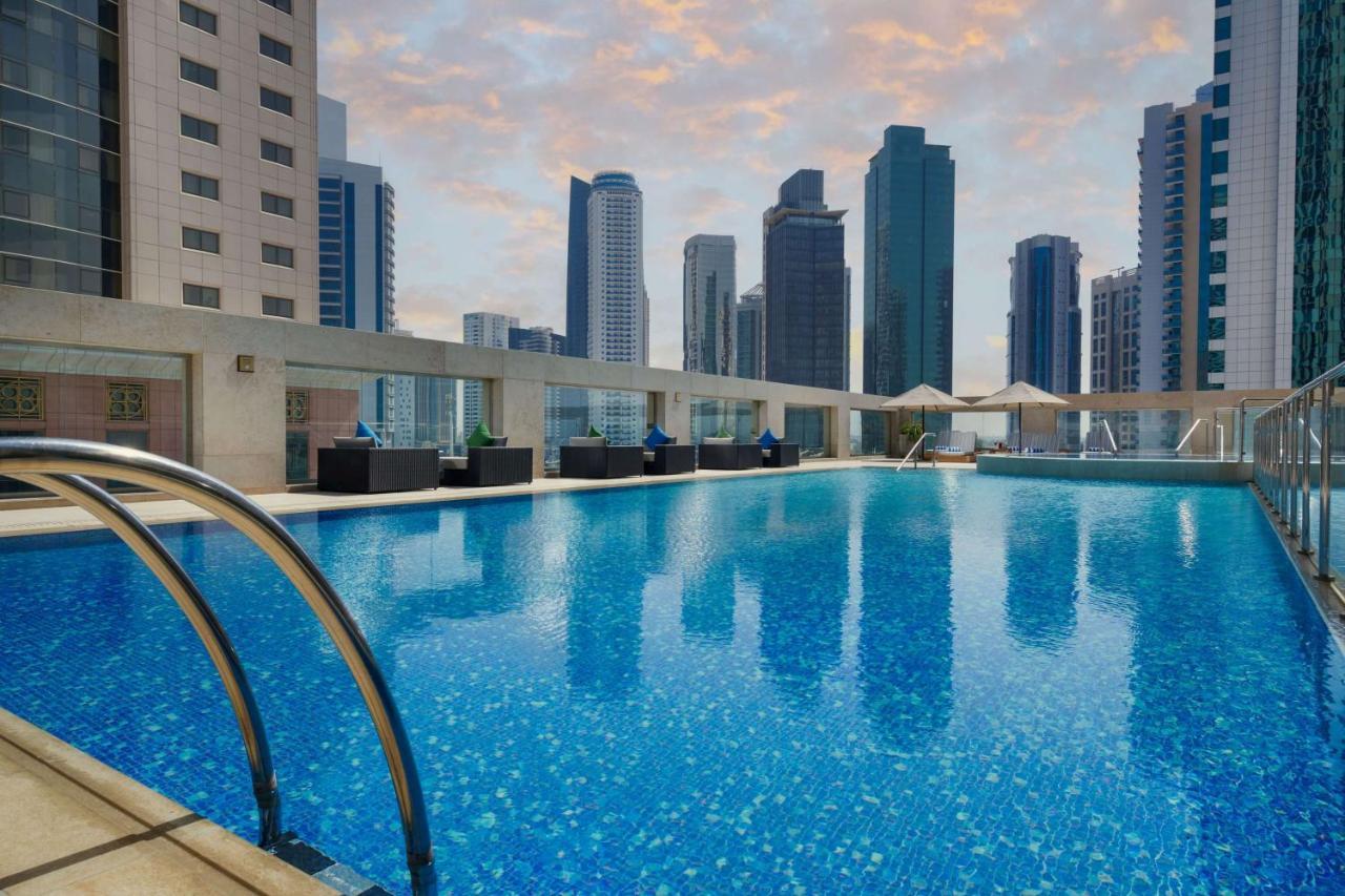 Wyndham Grand Doha West Bay Beach Ngoại thất bức ảnh The swimming pool at the hotel