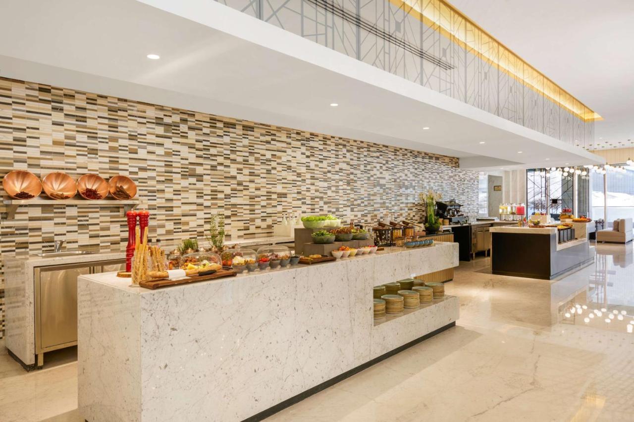 Wyndham Grand Doha West Bay Beach Ngoại thất bức ảnh The buffet at the lobby