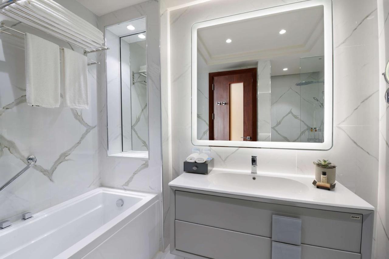 Wyndham Grand Doha West Bay Beach Ngoại thất bức ảnh Bathroom