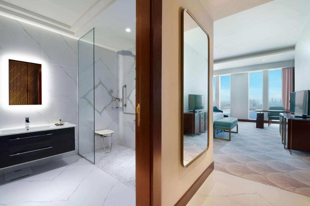 Wyndham Grand Doha West Bay Beach Ngoại thất bức ảnh A guest room at the hotel