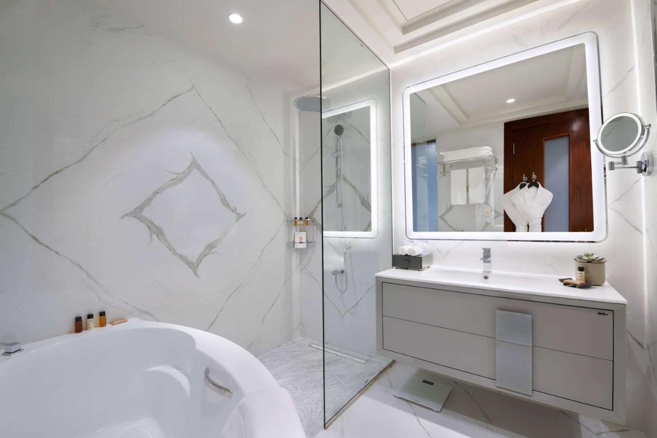 Wyndham Grand Doha West Bay Beach Ngoại thất bức ảnh Bathroom