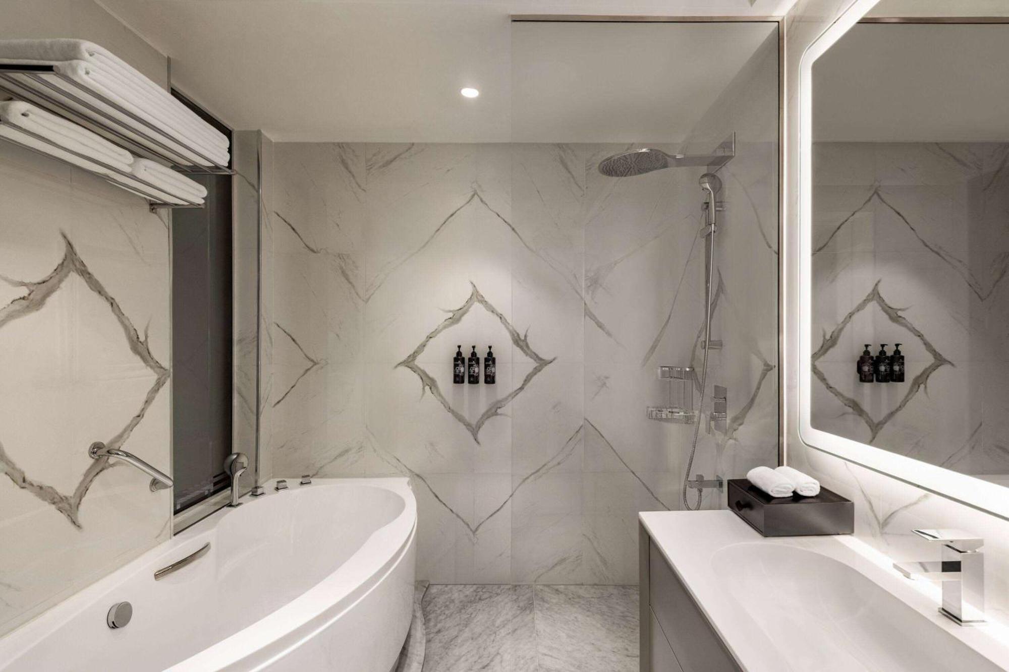 Wyndham Grand Doha West Bay Beach Ngoại thất bức ảnh Bathroom