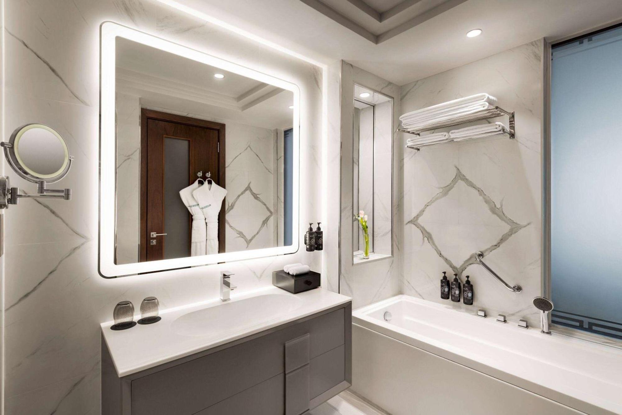 Wyndham Grand Doha West Bay Beach Ngoại thất bức ảnh Bathroom