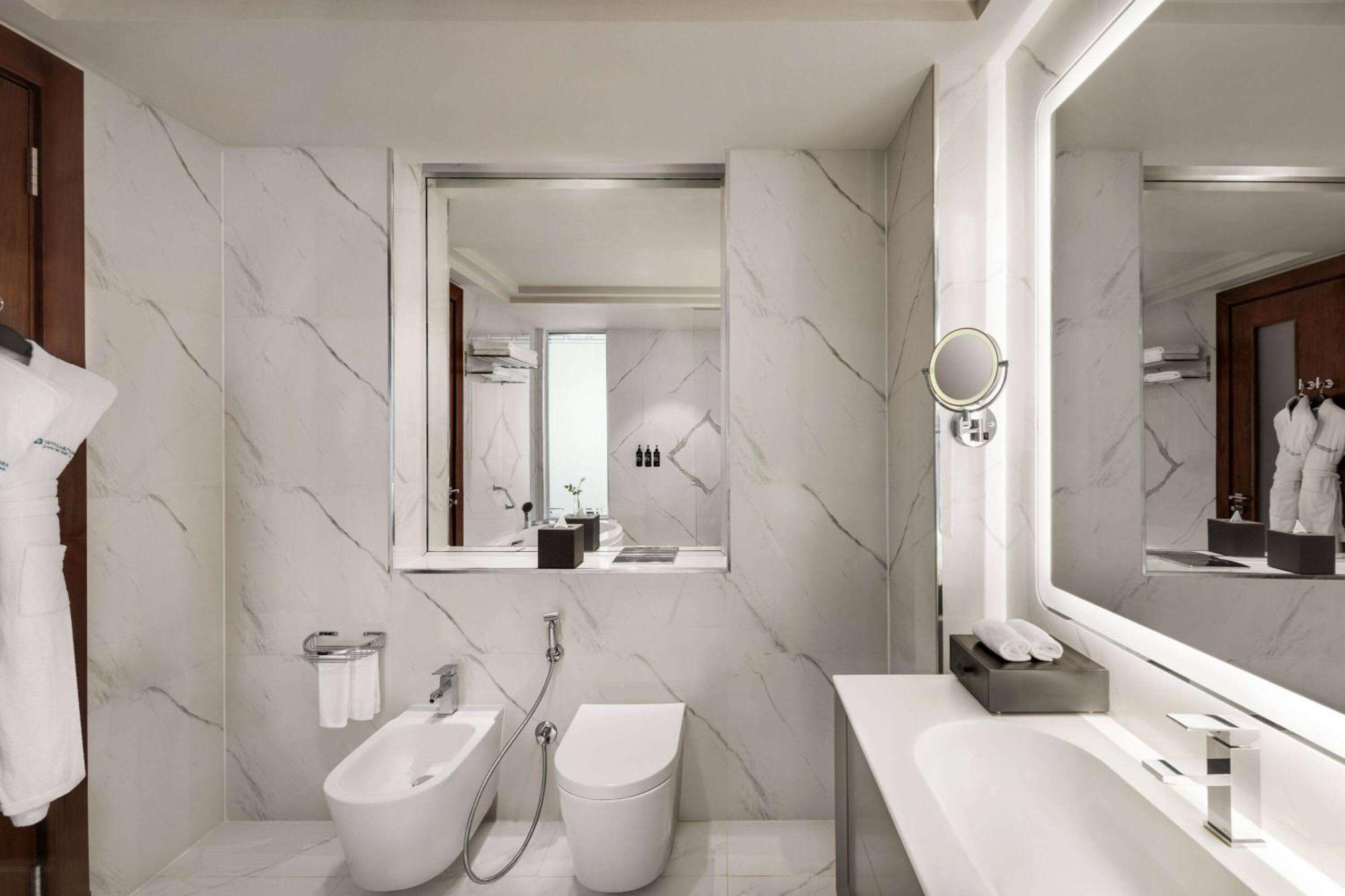 Wyndham Grand Doha West Bay Beach Ngoại thất bức ảnh Bathroom