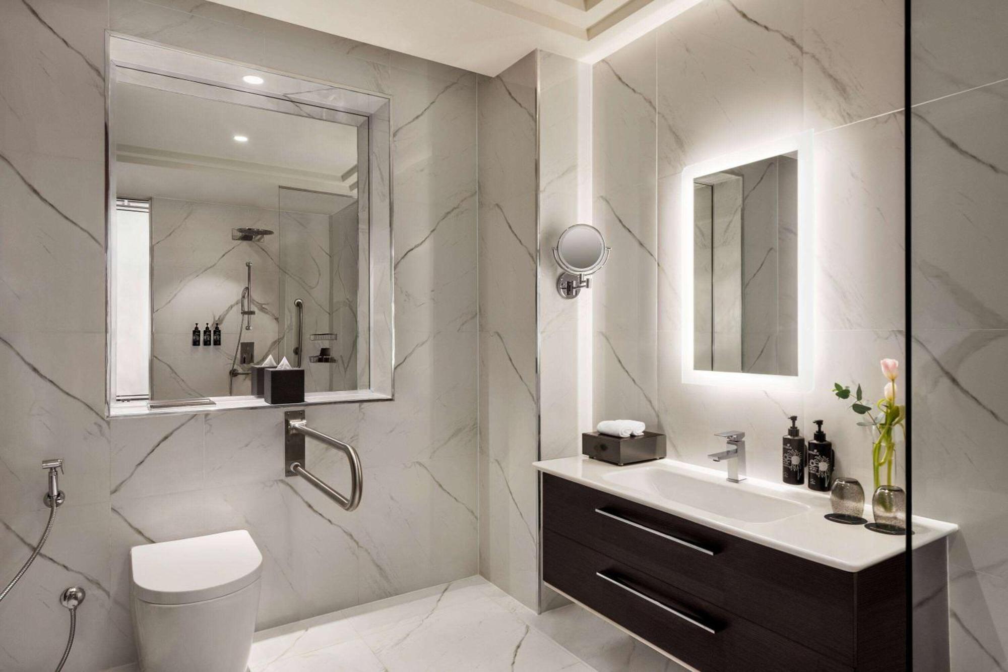 Wyndham Grand Doha West Bay Beach Ngoại thất bức ảnh Bathroom